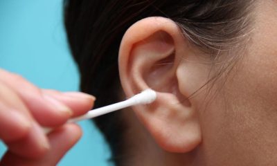 éliminer les points noirs dans les oreilles