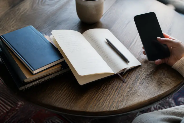 Notes manuscrites et écran de smartphone affichant des ergystress avis, reflétant l'expérience client.