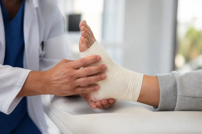Consultation médicale pour un pansement pour ampoule pied, avec attention portée à la guérison.
