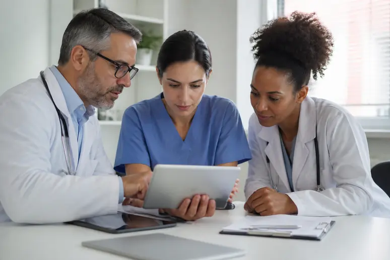 Professionnels de santé français discutent de la sécurité des données patient via Pediadoc et le RGPD.