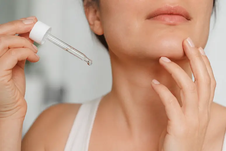 Application d'un sérum visage pour unifier le teint et atténuer l'hyperpigmentation cutanée
