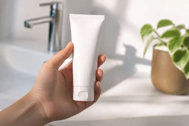 Flacon de soin visage adapté pour corriger l'hyperpigmentation cutanée sans irriter la peau