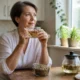 Une femme prépare une tisane relaxante avec de l aubépine bienfaits stress sommeil pour se détendre chez elle.