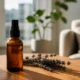 Flacon de cosmétique sur une table en bois avec de la lavande pour illustrer les Aureva avis