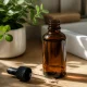 Flacon de cosmétique minimaliste sur un meuble de salle de bains avec typology quels produits choisir