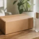 Colis de livraison et flacon posés sur une table illustrant un code promo cosmétiques intimes