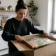 Déballage de boîtes repas pour estimer le comme j aime prix mensuel dans une cuisine.
