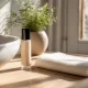 Un flacon cosmétique posé sur un meuble de salle de bain près d'une serviette, illustrant le déodorant musc intime danger.