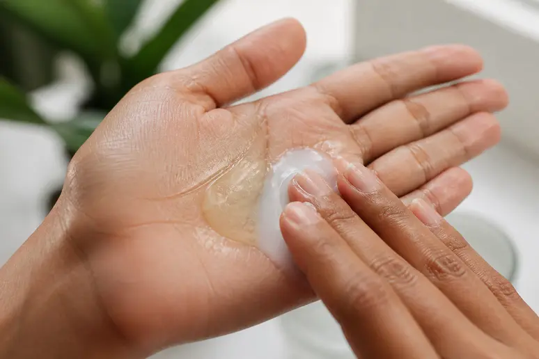 Mains mélangeant des textures de soins cosmétiques pour créer un smoothie personnalisé