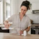 Une personne prépare un verre d'eau en cuisine pour sa cure Epycure perte de poids avis au quotidien