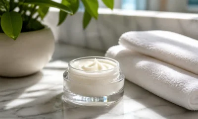 Filorga Time Filler pour quelle peau présenté sur une coiffeuse lumineuse avec une serviette blanche