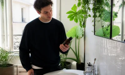 Une femme tient un flacon de soin capillaire pour un Lazartigue avis efficacité documenté.