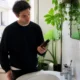 Une femme tient un flacon de soin capillaire pour un Lazartigue avis efficacité documenté.