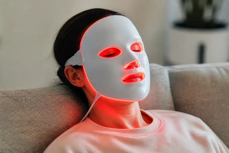 Personne détendue portant le masque Current Body en silicone souple pour une séance de photothérapie