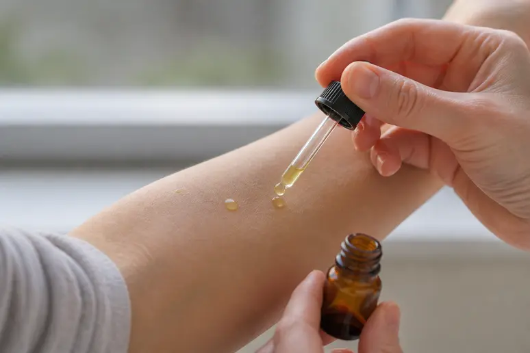 Application de gouttes pour le test d allergie cutanée au pli du coude