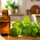 Flacon en verre d'extrait de mélisse peau sensible posé sur une table en bois avec des feuilles.
