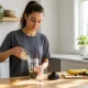 Un pot de protéines sur un plan de travail pour un Nutripure avis détaillé.