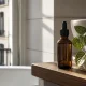 Flacon de sérum capillaire sur une étagère en bois avec Oma and me avis