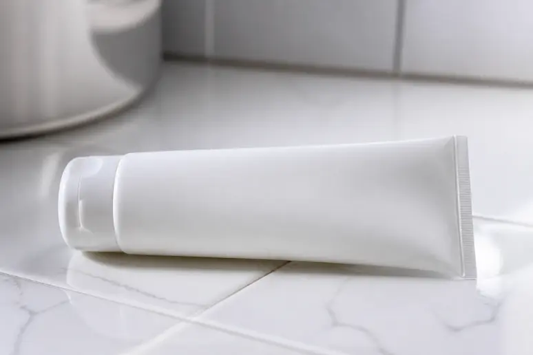 Tube de gel Percutaféine posé sur une surface blanche pour comment utiliser percutafeine