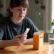 Un flacon de piqûre de moustique remède posé sur une table en bois avec du bicarbonate