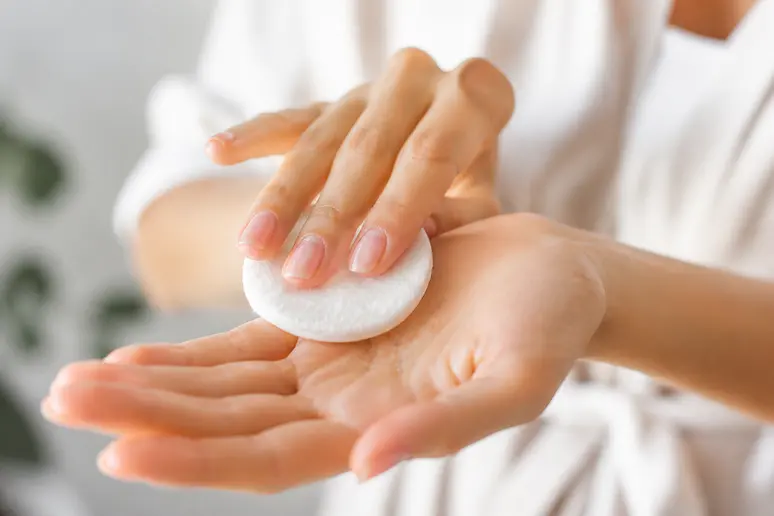 Application d'un soin exfoliant doux sur la peau pour traiter un poil incarné sans percer