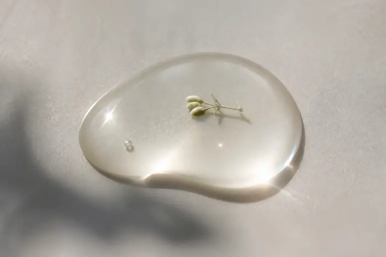 Goutte de sérum fluide apaisant à la centella sur fond neutre pour peaux réactives